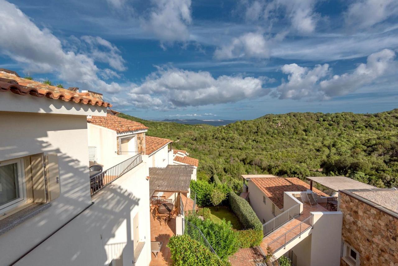 Residence Con Piscina A 4 Km Da Baja Sardinia Cala Bitta Exterior photo